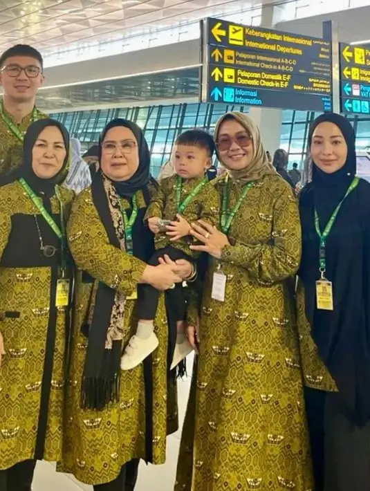 Saat keberangkatan, Nikita tampil dengan kerudung instan panjang hitam dipadukan baju seragam bermotif dan bawahan hitamnya. [@yorafebrina]