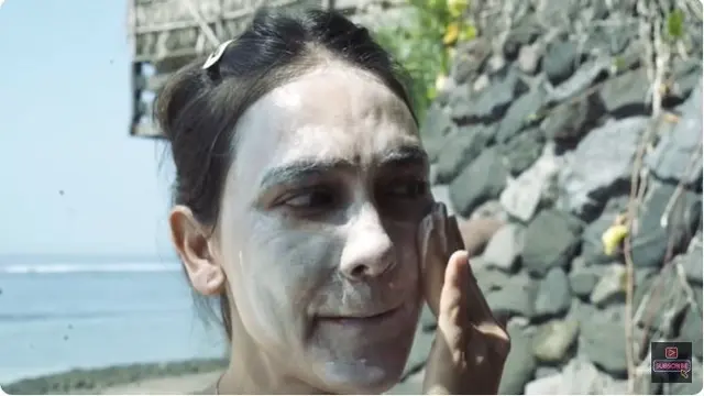 Wajahnya Sempat Viral, Ini 6 Potret Luna Maya saat Dipakaikan Sunblock di Pantai