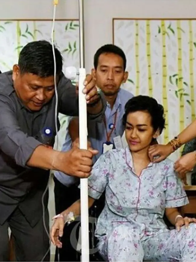 Namun keinginan Julia Perez meninggalkan Rumah Sakit Cipto Mangunkusumo tempatnya dirawat belum bisa terwujud. Pihak rumah sakit belum mengijinkan mantan istri Gaston Castano itu untuk pulang. (Instagram/juliaperrezz)