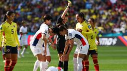 Rebecca Welch memulai kariernya sebagai wasit pada tahun 2010. Welch menjadi wasit wanita pertama yang ditunjuk memimpin pertandingan di pertandingan sepak bola profesional di Inggris pada 2021. Kala itu, ia ditunjuk untuk menjadi pengadil lapangan pada laga Harrogate dan Port Vale di kompetisi strata keempat Liga Inggris. (AFP/David Gray)