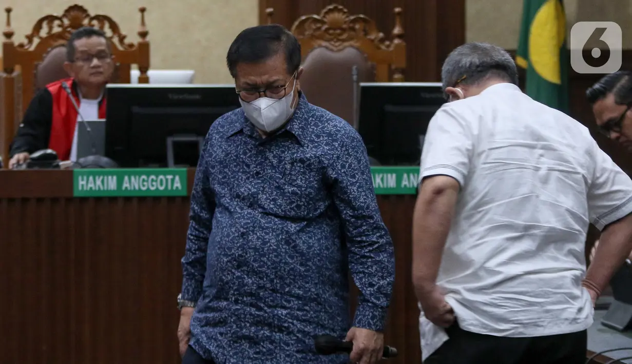 Terdakwa kasus suap vonis bebas Gregorius Ronald Tannur, Erintuah Damanik (kedua kiri) bersama Mangapul saat menjalani sidang pembacaan putusan di Pengadilan Tindak Pidana Korupsi (Tipikor), Jakarta, Kamis (8/5/2025). (Liputan6.com/Herman Zakharia)