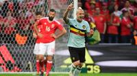 Gelandang Belgia, Radja Nainggolan, merayakan gol ke gawang Wales pada perempat final Piala Eropa 2016 di Stade Pierre-Mauroy, Lille, Jumat (1/7/2016). (AFP/Emmanuel Dunand)
