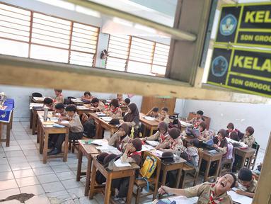Sejumlah siswa mengikuti kegiatan belajar di Sekolah Dasar Negeri (SDN) Grogol Selatan 08 Pagi, Jakarta, Rabu (28/5/2025). (Liputan6.com/Angga Yuniar)