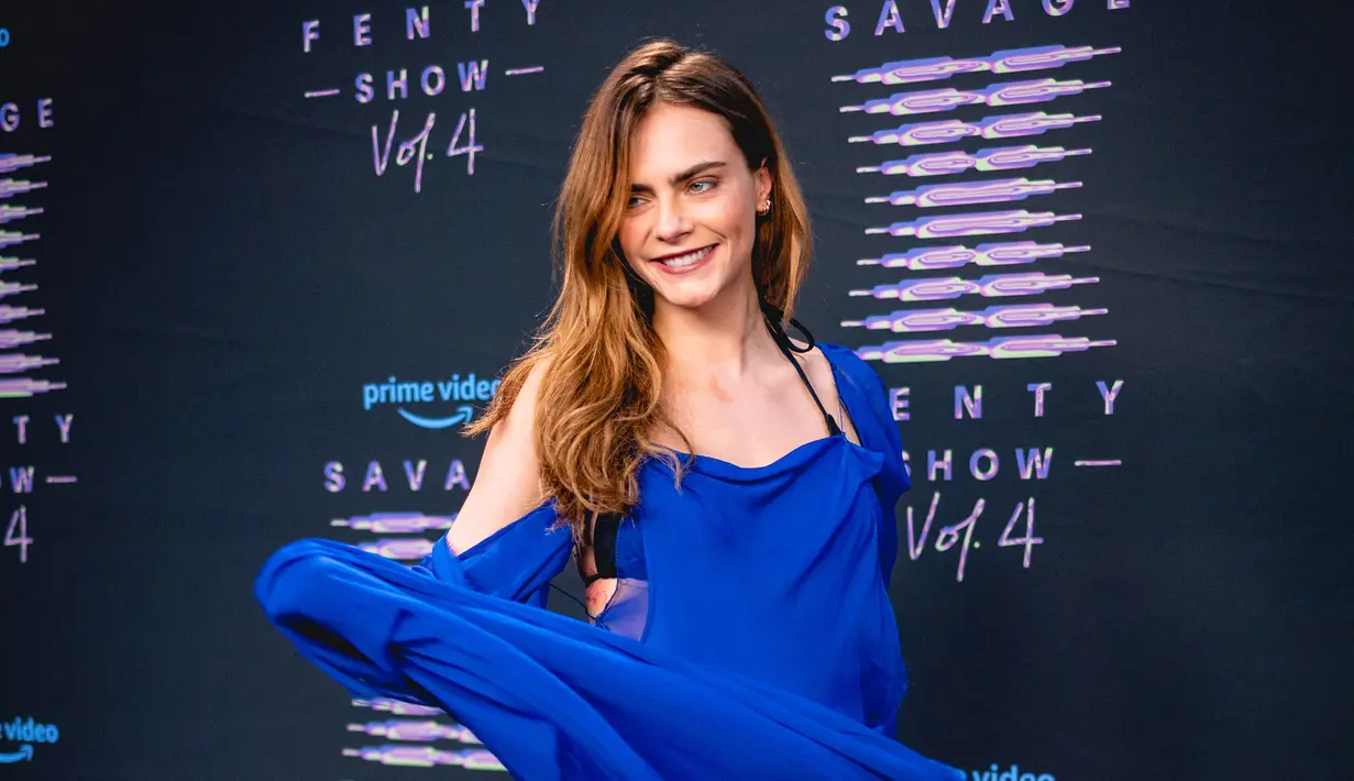 <p>Cara Delevingne berpose sambil memainkan gaun tipis birunya saat menghadiri Rihanna "Savage X Fenty Show Vol. 4&rdquo; perdana di Simi Valley, California pada 9 November 2022. Gaun itu dengan sempurna menangkap sifat menyenangkan dan riang Delevingne. (Matt Winkelmeyer/Getty Images/AFP)</p>