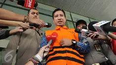 Anggota DPRD Musi Banyuasin dari F-PAN Ujang M Amin berjalan keluar Gedung KPK, Jakarta, Selasa (14/6). Berkas tersangka  kasus suap persetujuan LKPJ 2014 dan pengesahan APBD Muba tahun 2015 sudah lengkap dan siap disidangkan. (Liputan6.com/Helmi Afandi)