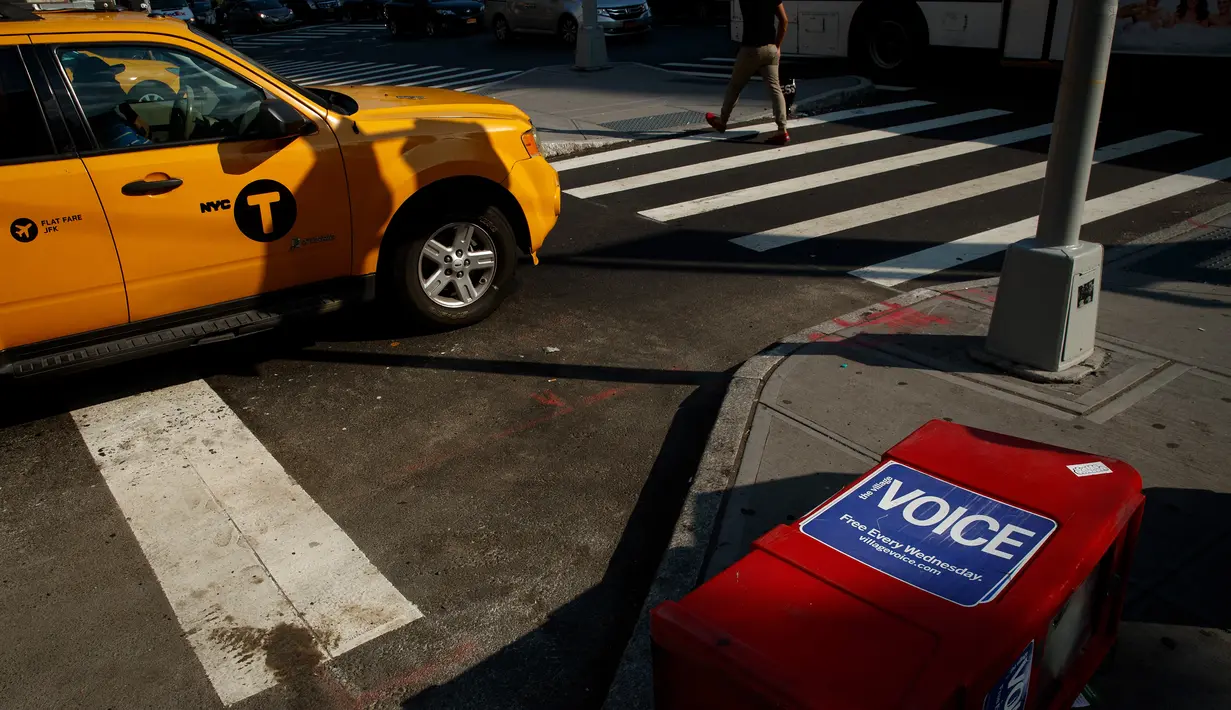 Sebuah kotak surat kabar Village Voice tergeletak di pinggir jalan di Manhattan, AS (22/8). Mereka akan beralih ke online demi menjangkau lebih banyak pembaca. (Drew Angerer/Getty Images/AFP)