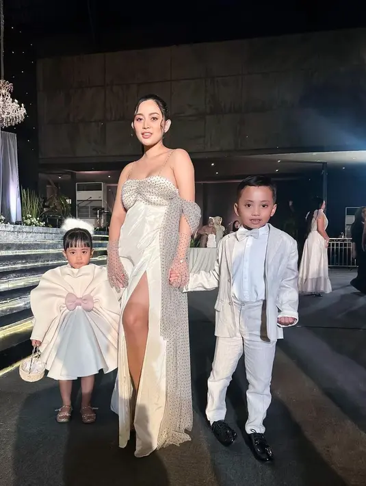 Tak hanya berdua, Rachel turut memboyong dua anaknya yang mengenakan outfit pesta bernuansa putih. [Foto: IG/rachelvennya].