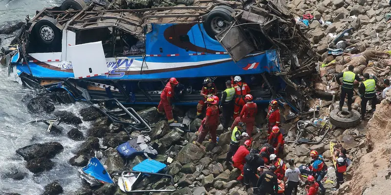 Bus Terjun ke Jurang di Peru