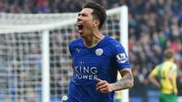 9. Pemain Leicester, Leonardo Ulloa, merayakan gol yang dicetaknya ke gawang Norwich pada laga Liga Premier Inggris di Stadion King Power, Sabtu (27/2/2016). Leicester berhasil menaklukan Norwich 1-0. (Reuters/Alan Walter)