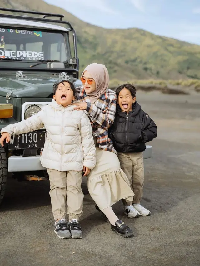9 Potret Gaya Kompak Ririe Fairus dan Dua Anaknya Saat Liburan ke Bromo