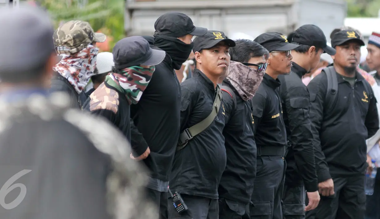 Massa kontra Basuki Tjahaja Purnama (Ahok) mengawal sidang lanjutan kasus dugaan penodaan agama di Kementerian Pertanian, Jakarta, Kamis (20/4). Sidang pembacaan tuntutan digelar sehari setelah pemungutan suara Pilkada DKI. (Liputan6.com/Yoppy Renato)