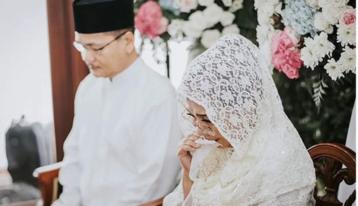 "Pas megang mikrofon keluarga di sebelah bilang jangan nangis. Gue ngebatin: ‘emang bisa sampai nangis ya?’, nggak tahunya pas gue ngomong berasa sedih banget, jadi nangis sendiri. Itu momen yang mengharukan ya," urainya. (Instagram/aldosinarta)