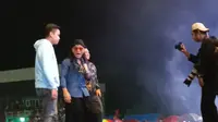 Momen Gus Miftah saat foto bersama Denny Caknan dan Bupati Kendal Dico M Ganinduto di acara bertajuk Konser Indonesia Maju, Ngaji Bareng Gus Miftah dan Denny Caknan di lapangan Kridosono Blora, Jawa Tengah. (Liputan6.com/Ahmad Adirin)