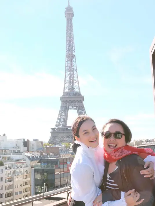 Kecantikan Chelsea Islan rupanya menurun dari sang ibunda. Sang ibu, Samantha selalu terlihat enerjik dan awet muda. Kecantikan dan auranya kebahagiaan pun selalu terpancar. (Liputan6.com/IG/chelseaislan)