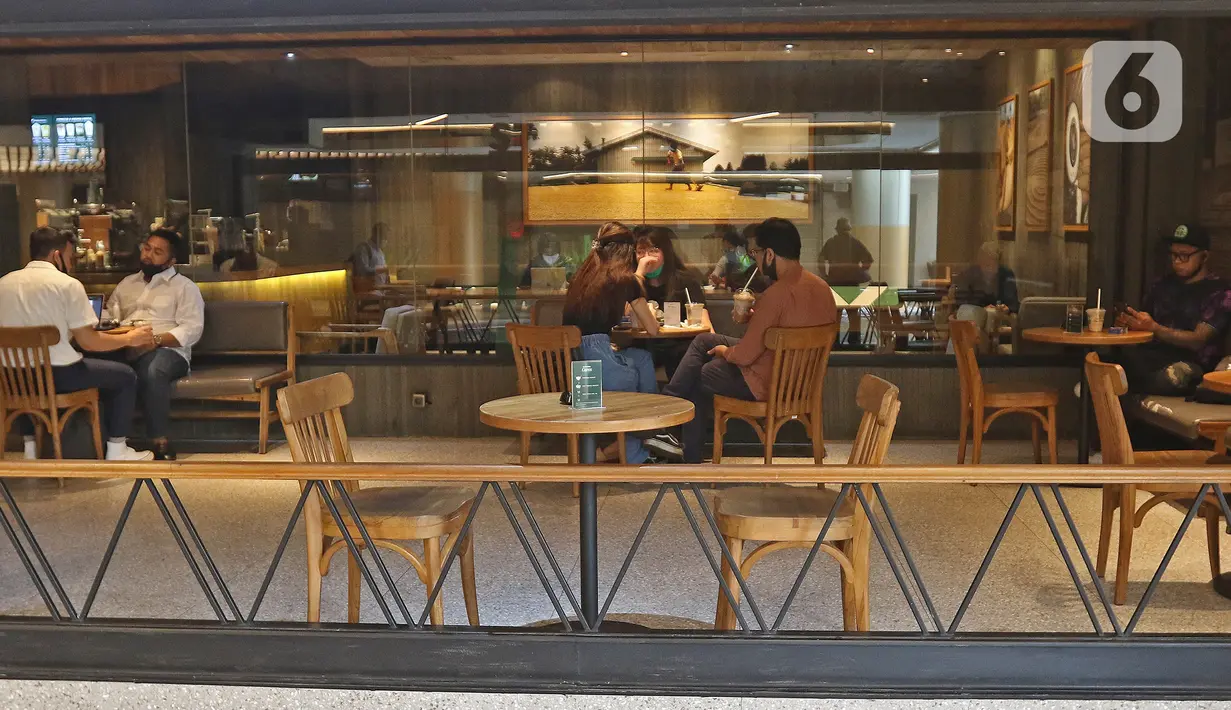 Pengunjung bersantai di salah satu gerai kopi di Mall Senayan City, Jakarta, Senin (15/6/2020). Pusat perbelanjaan atau mal di Jakarta kembali dibuka pada Senin (15/6) di masa PSBB transisi dengan jumlah pengunjung masih dibatasi hanya 50 persen dari kapasitas normal. (Liputan6.com/Herman Zakharia)