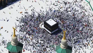 Jemaah haji dari seluruh dunia melakukan tawaf di Kakbah jelang pelaksanaan puncak ibadah haji. (dok. Media Center Haji 2025)