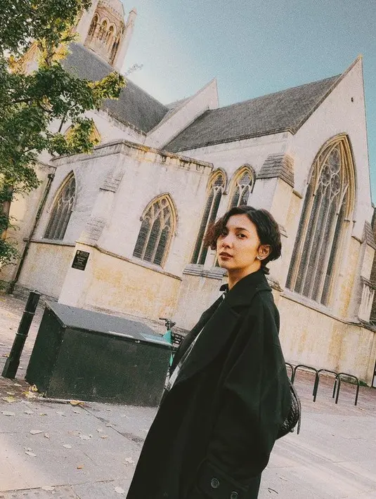 <p>Saat bermain film Jalan Yang Jauh Jangan Lupa Pulang, Sheila memotong rambutnya jadi bondol. [Foto: instagram.com @sheiladaisha/@vidialdiano]</p>