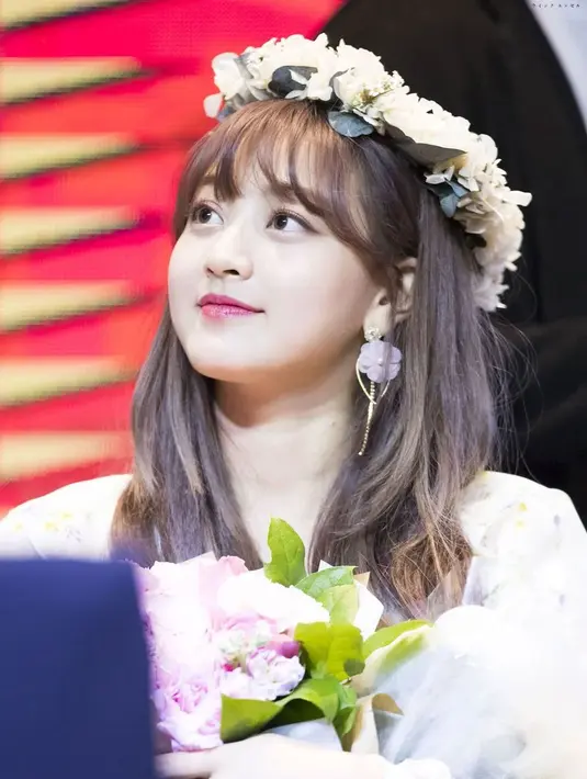 Jihyo TWICE memang mempunyai wajah yang imut. Lihat betapa imut wajahnya saat mahkota bunga menghiasi kepalanya. (Foto: koreaboo.com)