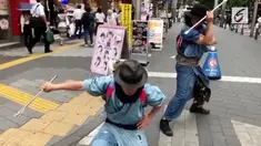 Sebuah kelompok rutin membersihkan kawasan sibuk. Mereka berpakaian ala samurai dan menggunakan pedang untuk memungut sampah