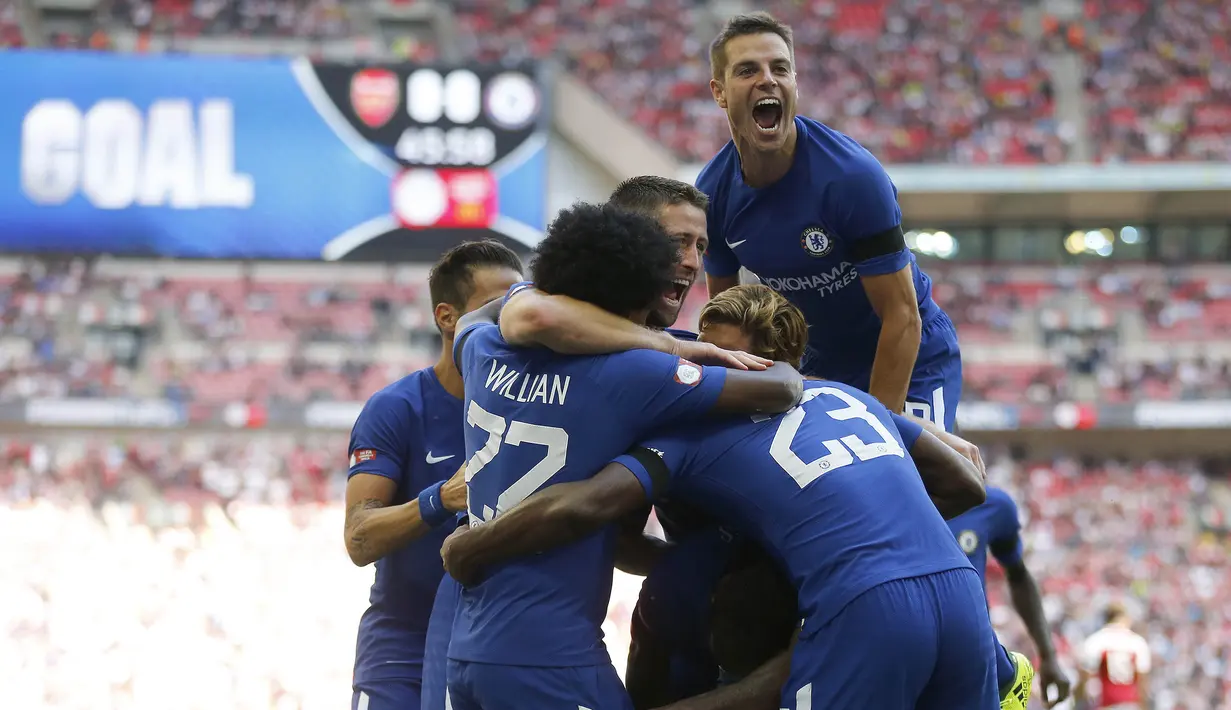 Para pemain Chelsea merayakan gol yang dicetak Victor Moses ke gawang Arsenal  pada laga Community Shield di Stadion Wembley, London, Minggu (6/8/2017). Arsenal berhasil menang 4-1 melalui adu penalti atas Chelsea. (AP/Frank Augstein)