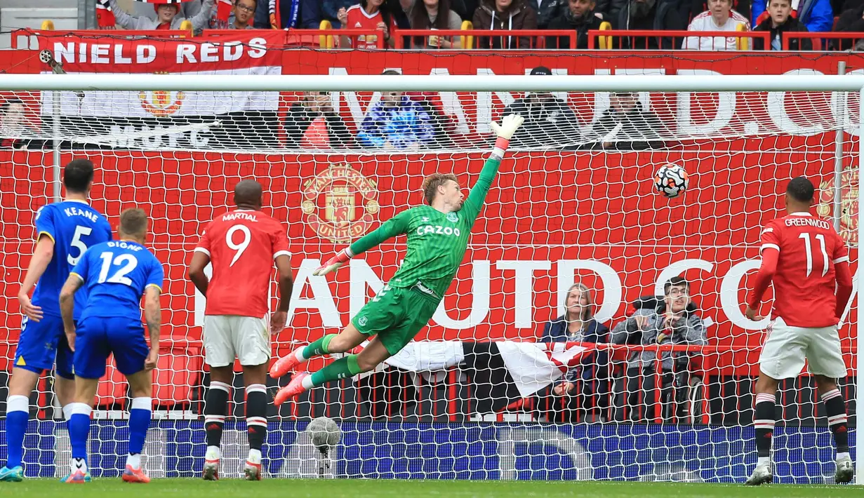 Manchester United akhirnya menambah keunggulan pada menit ke-29 melalui Bruno Fernandes. Bola hasil tembakan kaki kanannya dari tendangan bebas bersarang di sisi kiri gawang. Skor 3-0 untuk keunggulan Manchester United bertahan hingga turun minum. (Foto: AFP/Lindsey Parnaby)