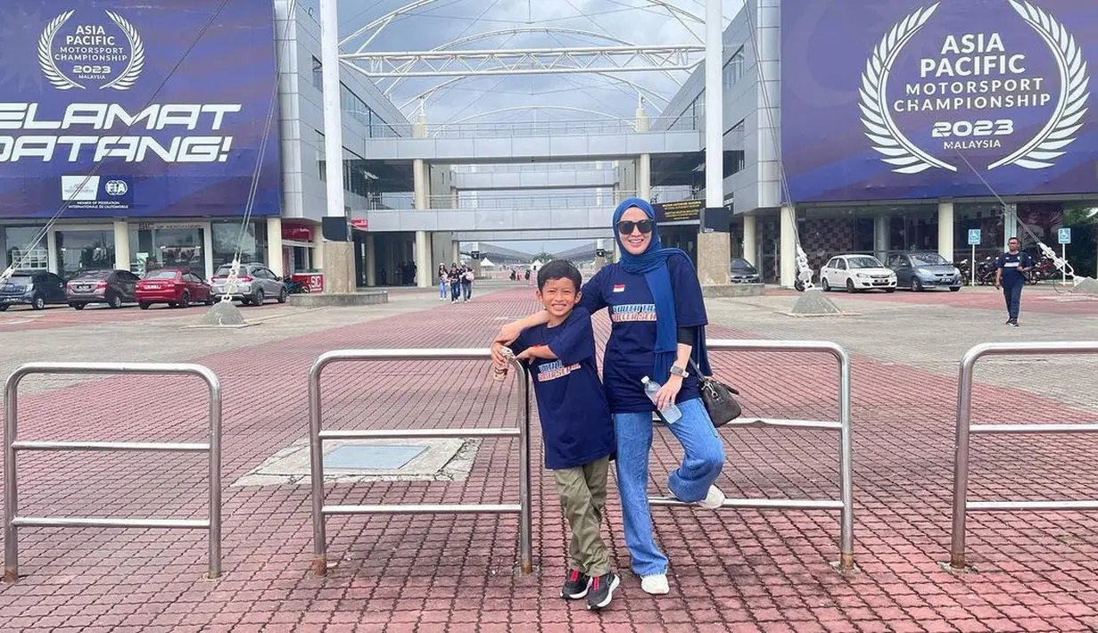 Kiesha, Shakiena, dan Nasha sibuk dengan aktivitasnya masing-masing, Okie Agustina sering habiskan waktu bareng Miro. Pada Oktober lalu, Okie Agustina pergi ke Malaysia berdua bareng ank bungsunya itu. Tak diketahui hanya pergi berdua atau bersama Gunawan Dwi Cahyo, namun di Instagramnya hanya terlihat foto kebersamaan bareng Miro saja tanpa ada sang suami. (Liputan6.com/IG/@okieagustina_)