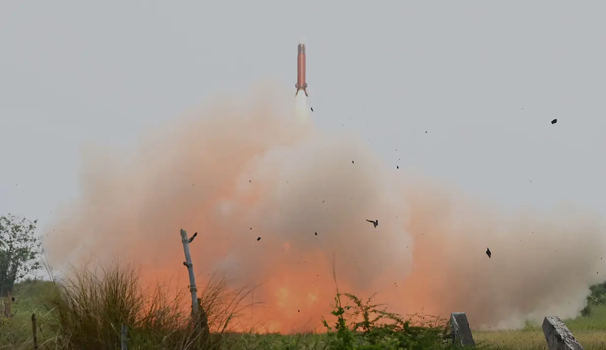 Tembakan langsung dimulai dengan sistem roket presisi AS, HIMARS yang meluncurkan serangkaian putaran pada korvet Angkatan Laut Filipina yang dinonaktifkan yang berlabuh sekitar 22 kilometer (14 mil) di lepas pantai. (AFP/JAM STA ROSA)