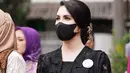 Arumi Bachsin memilih warna senada antara masker dengan kebaya yang dipakainya yaitu hitam. (Foto: Instagram/@arumibachsin_94)