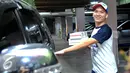 Egi John hanya tersenyum saat puluhan wartawan meminta keterangan tentang kedekatan dirinya dengan Marshanda, Jakarta, Rabu (29/7/2015).(Liputan6.com/Faisal R Syam)