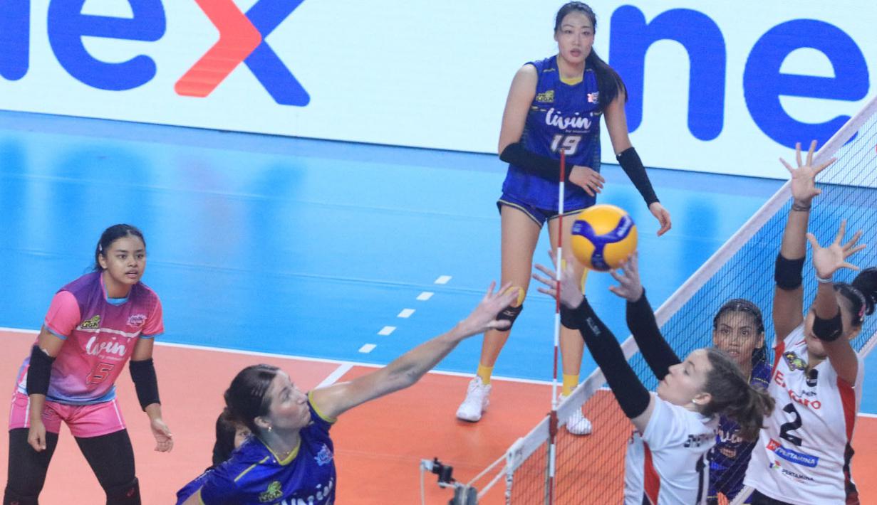 <p>Pemain Jakarta Pertamina Enduro, Polina Shemanova (kanan) berusaha memblok bola sodokan pemain Jakarta Livin Mandiri, Karsta Lowe pada laga seri ketiga putaran kedua PLN Mobile Proliga 2024 di GOR Ken Arok, Malang, Minggu (16/6/2024). Jakarta Livin Mandiri kalah 0-3 (19-25, 20-25, 18-25). (Dok. PBVSI)</p>