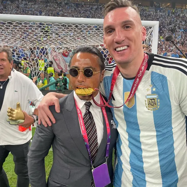 7 Potret Salt Bae Angkat Trofi Piala Dunia Jadi Sorotan, Tuai Kecaman Netizen