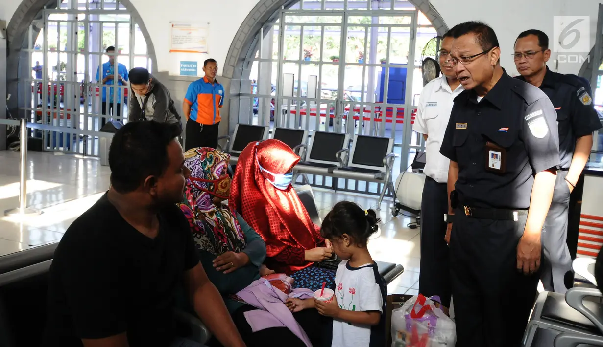 Dirut PT KAI, Edi Sukmoro (tengah) melintasi peron saat meninjau kesiapan jelang arus mudik Lebaran 2017 di Stasiun Senen, Jakarta, Jumat (9/6). Edi juga mengecek kesiapan jajaran petugas serta fasilitas layanan. (Liputan6.com/Helmi Fithriansyah) 