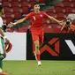 Pemain Singapura Ikhsan Fandi (kanan) melakukan selebrasi usai mencetak gol ke gawang Indonesia pada pertandingan leg pertama semifinal Piala AFF 2020 di National Stadium, Singapura, Rabu (22/12/2021). Pertandingan berakhir imbang 1-1. (AP Photo/Suhaimi Abdullah)