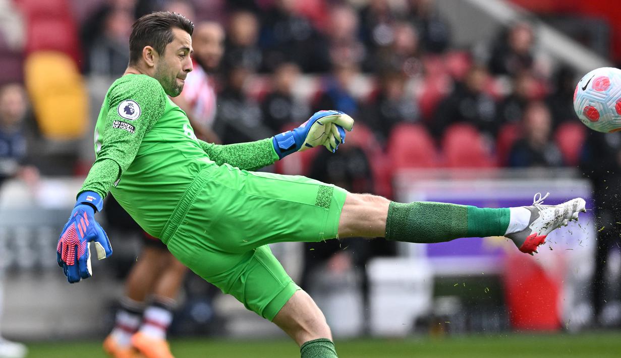 Lukasz Fabianski. Kiper berusia 37 tahun berpostur 1,90 meter ini telah 4 musim memperkuat West Ham usai didatangkan dari Swansea City awal 2018/2019. Eks Arsenal ini langsung jadi kiper utama dan hingga kini telah tampil 134 laga di semua ajang dengan torehan 33 kali clean sheet. (AFP/Ben Stansall)