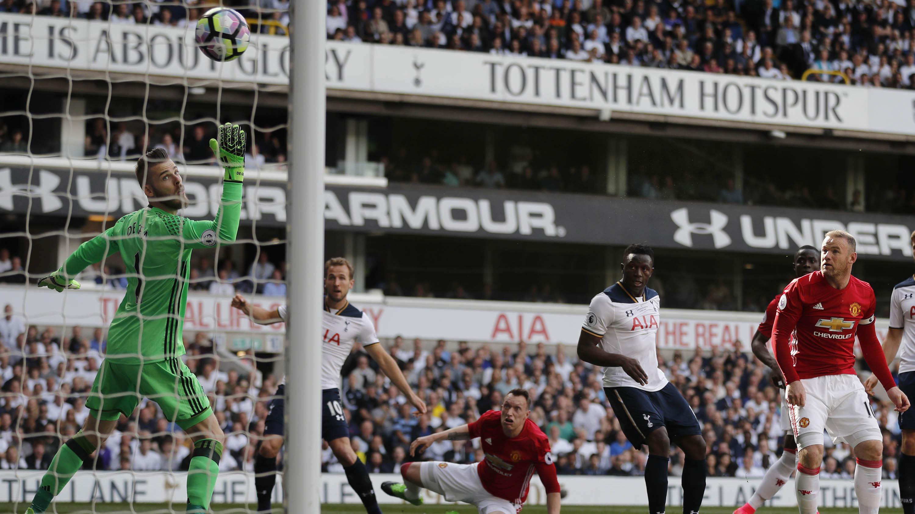 Tottenham Hotspur mengukir kenangan indah ketika meraih kemenangan atas Manchester United pada laga kandang terakhir di White Hart Lane (14/5/2017). (AP/Frank Augstein)