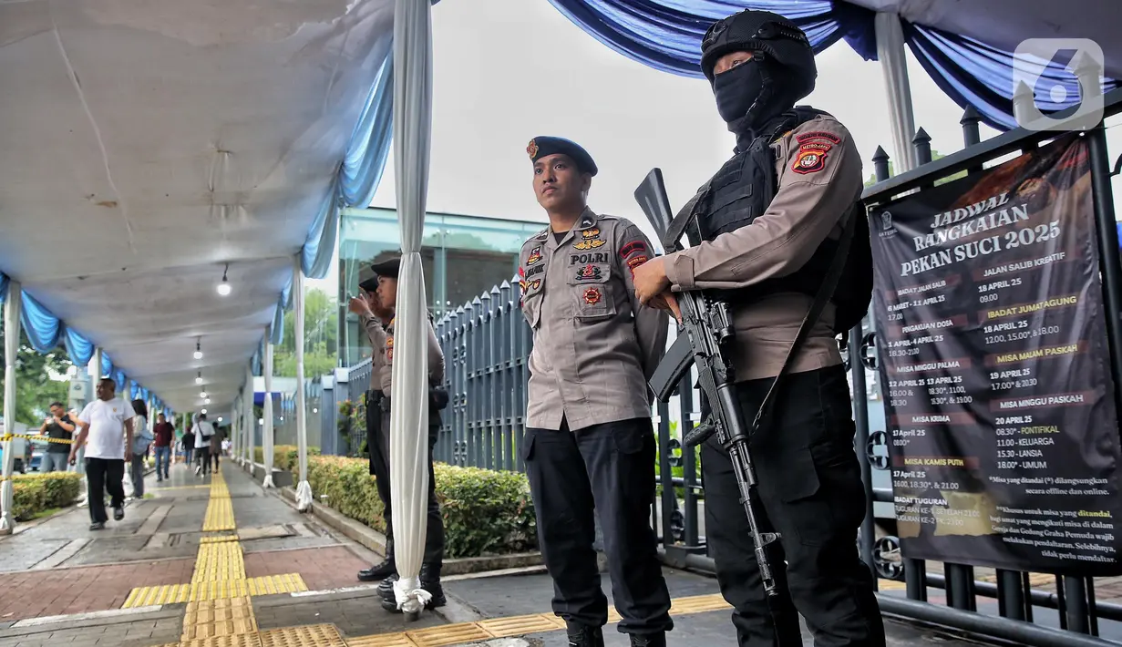 Personel kepolisian dari unsur Korps Brimob melakukan penjagaan di depan Gereja Katedral, Jakarta, Kamis (17/4/2025). (Liputan6.com/Angga Yuniar)