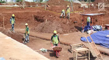 Pekerja merenovasi bekas lapangan golf Driving Range di Kompleks GBK, Jakarta, Jumat (11/5). Lapangan tersebut diubah dari area komersil untuk menjadi hutan dalam kota. (Liputan6.com/Angga Yuniar)