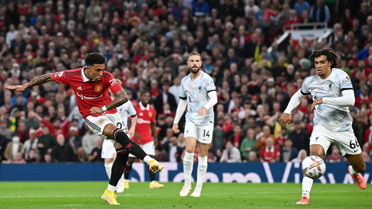 Foto: Aksi Jadon Sancho Gocek Milner Hingga Terjatuh, Manchester United Benamkan Liverpool di Liga Inggris