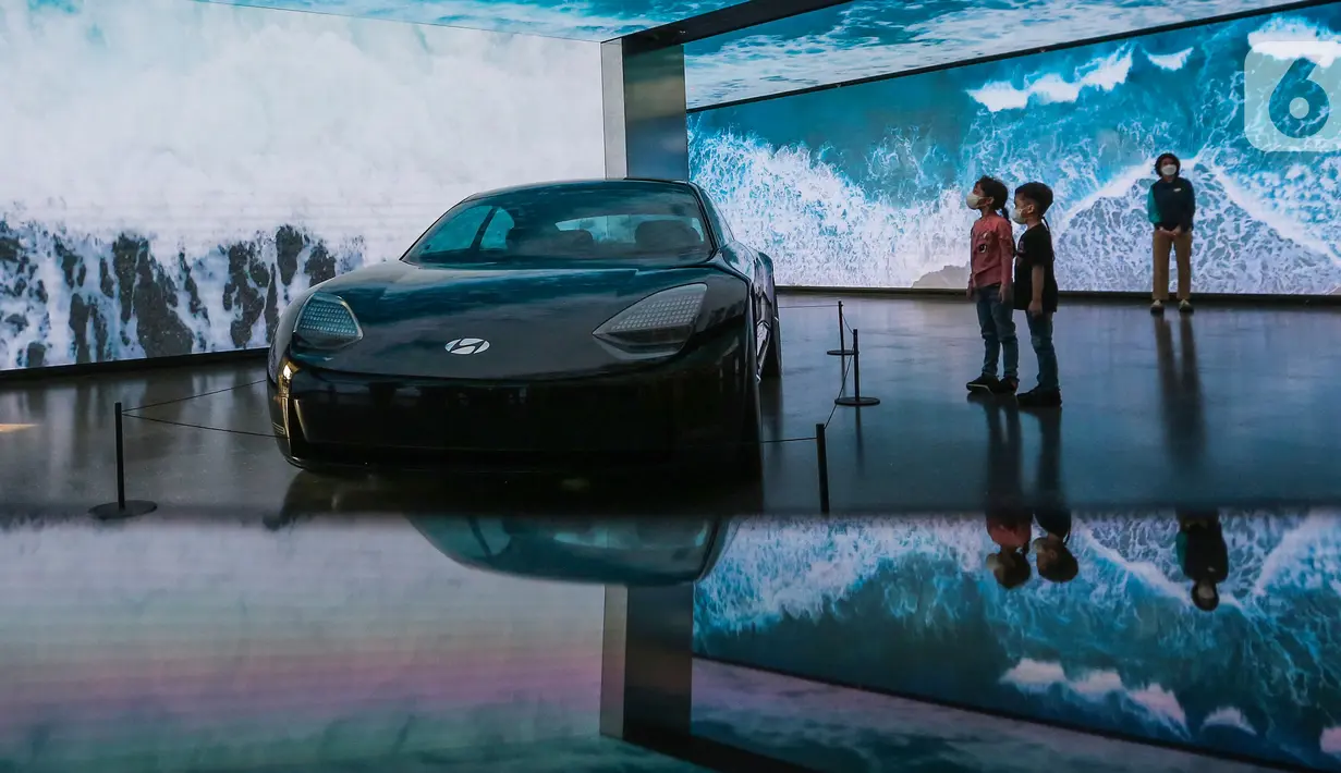 Pengunjung melihat pameran mobil EV konsep Prophecy di Hyundai Motorstudio Senayan Park Jakarta (10/06/2022). Hyundai Motorstudio yang hadir dengan konsep clean mobility atau mobilitas bersih di Indonesia dengan penggunaan bahan ramah lingkungan di seluruh komponen interior. (Liputan6.com/Fery Pradolo)