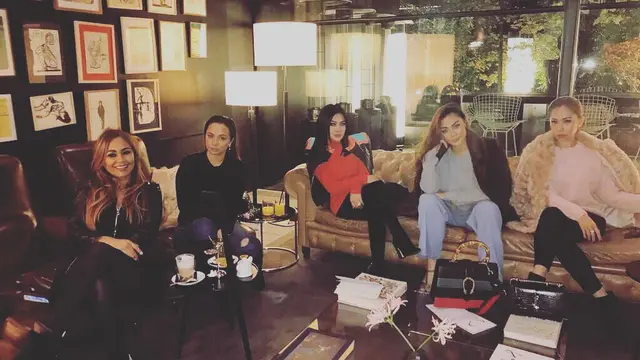 6 Momen Kebersamaan Syahrini dengan Anak Ayah Angkat, Bak Saudara Kandung
