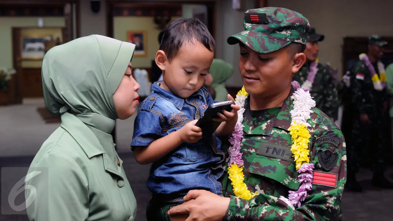 20160523-Peluk, Cium dan Tawa Warnai Penyambutan Tim Tembak TNI AD-Jakarta