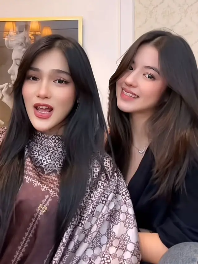 Chemistry Davina Karamoy dan Vonny Felicia di kamera. (credit:instagram.com/vonnyfelicia/tiktok.com/
