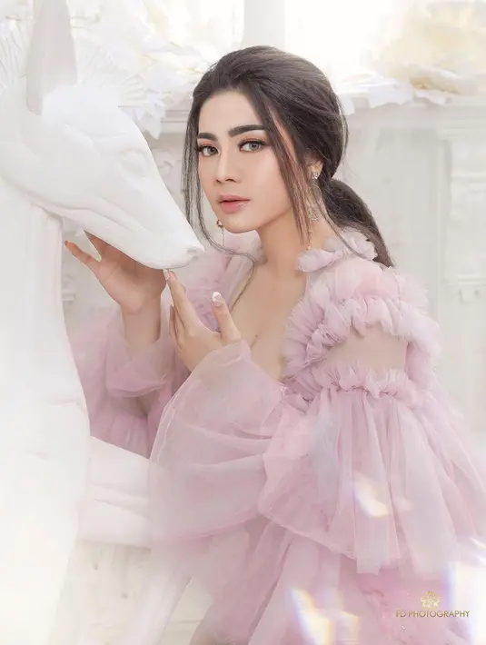 Berbagai gaya telah dicoba oleh pesinetron cantik ini. Tak hanya gaya kasual di keseharian, pesona Felicya Angelista begitu elegan dengan gaun berwarna pink. Ditambah makeup flawless dan penataan rambut yang rapi, dirinya makin memesona.  (Liputan6.com/IG/@felicyangelista_)