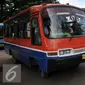 Kopaja melintas disamping  Kopaja terintegrasi Transjakarta yang terparkir di Parkir Timur Senayan, Jakarta, Selasa (22/12). Rute yang terintegrasi dengan koridor IV Dukuh Atas-Pulogadung, koridor V Ancol-Kampung Melayu. (Liputan6.com/Johan Tallo)