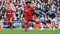 Penyerang Liverpool, Mohamed Salah, mengambil eksekusi penalti yang sukses membobol gawang Everton dalam laga pekan kesembilan Liga Inggris 2023/2024 di Anfield, Sabtu (21/10/2023) malam WIB. Liverpool menang 2-0 dalam laga ini. (Paul ELLIS / AFP)