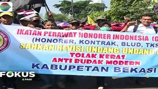 Sejumlah hal menjadi tuntutan utama para buruh, di antaranya turunkan harga sembako, harga bbm dan tarif listrik, tolak upah murah hingga menolak tenaga kerja asing (TKA).