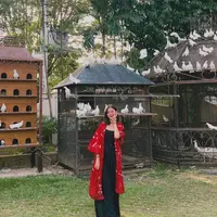 Opsi lainnya, padukan outer batik dengan long dress polos seperti look Sheila Dara ini. @sheiladaisha.