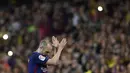 Gelandang Barcelona, Andres Iniesta, menyapa suporter usai melawan Real Madrid pada laga La Liga Spanyol di Stadion Camp Nou, Barcelona, Minggu (6/5/2018). Kedua klub bermain imbang 2-2. (AFP/Lluis Gene)
