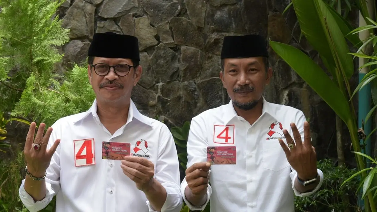 Paslon Ichsan Yasin Limpo-Andi Mudzakkar tebar Kartu Rakyat Sejahtera (KRS) untuk Emak-emak dan Petani di Sulsel (Liputan6.com/ Eka Hakim)