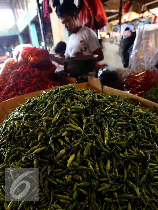 Sejumlah cabai saat dijual oleh pedagang di Pasar Induk Senen, Jakarta, Kamis (11/6/2015). Jelang ramadan Mendag, Rachmat Gobel memastikan akan membuka keran impor untuk cabe merah dan bawang merah. (Liputan6.com/Johan Tallo)